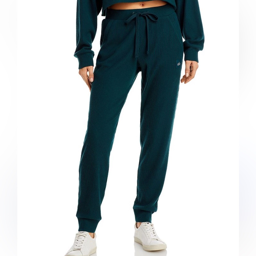 ALO Muse Sweatpant in midnight green